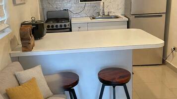 Departamento empresarial, 1 habitación | Cocina privada | Frigobar, microondas y cafetera y tetera