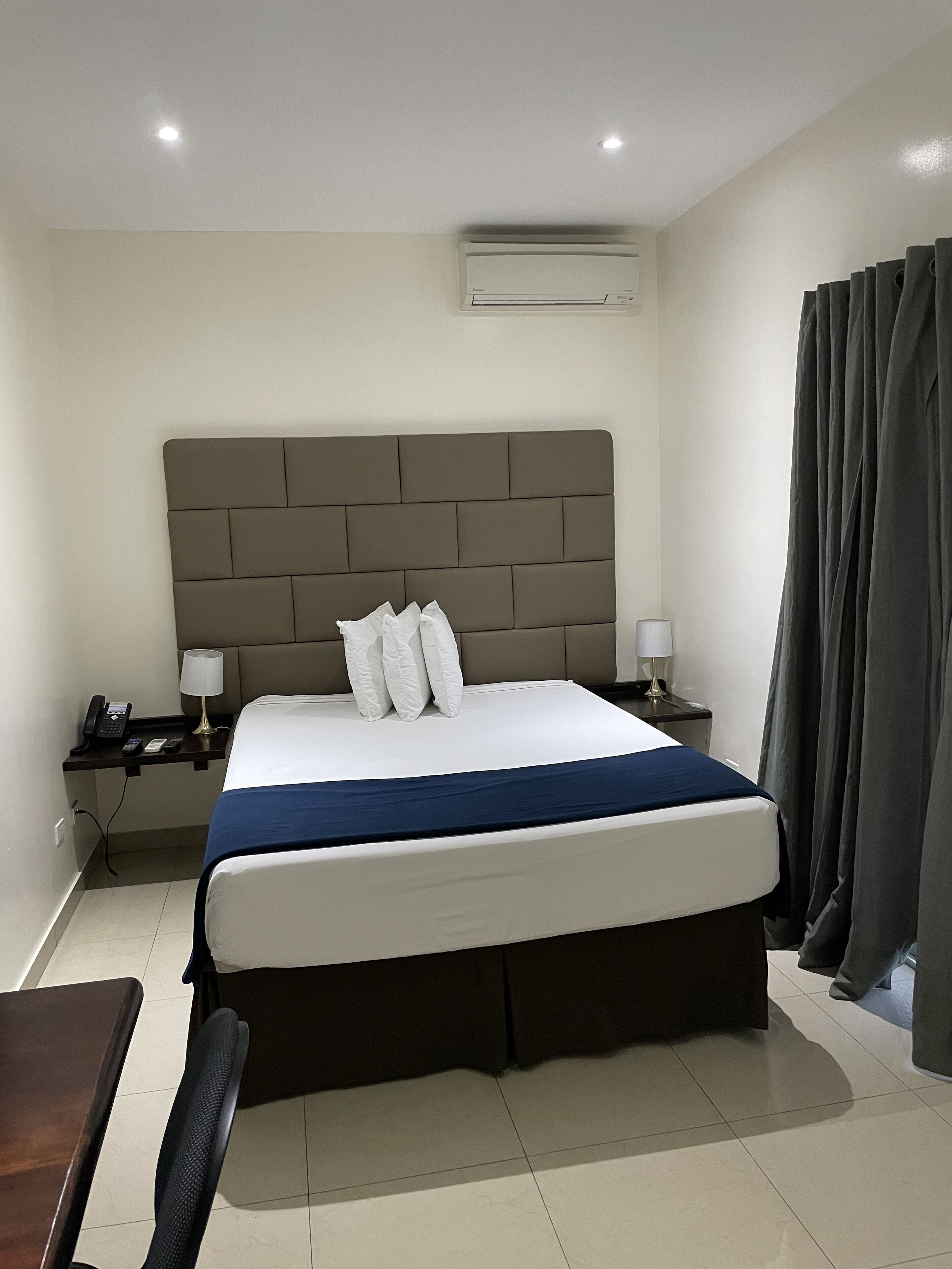 standard room, 1 queen bed | premium bedding, desk, iron/ironing board, free wifi