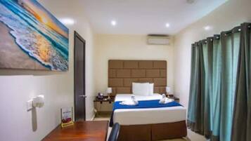 Standard Room, 1 Queen Bed | Premium bedding, desk, iron/ironing board, free WiFi