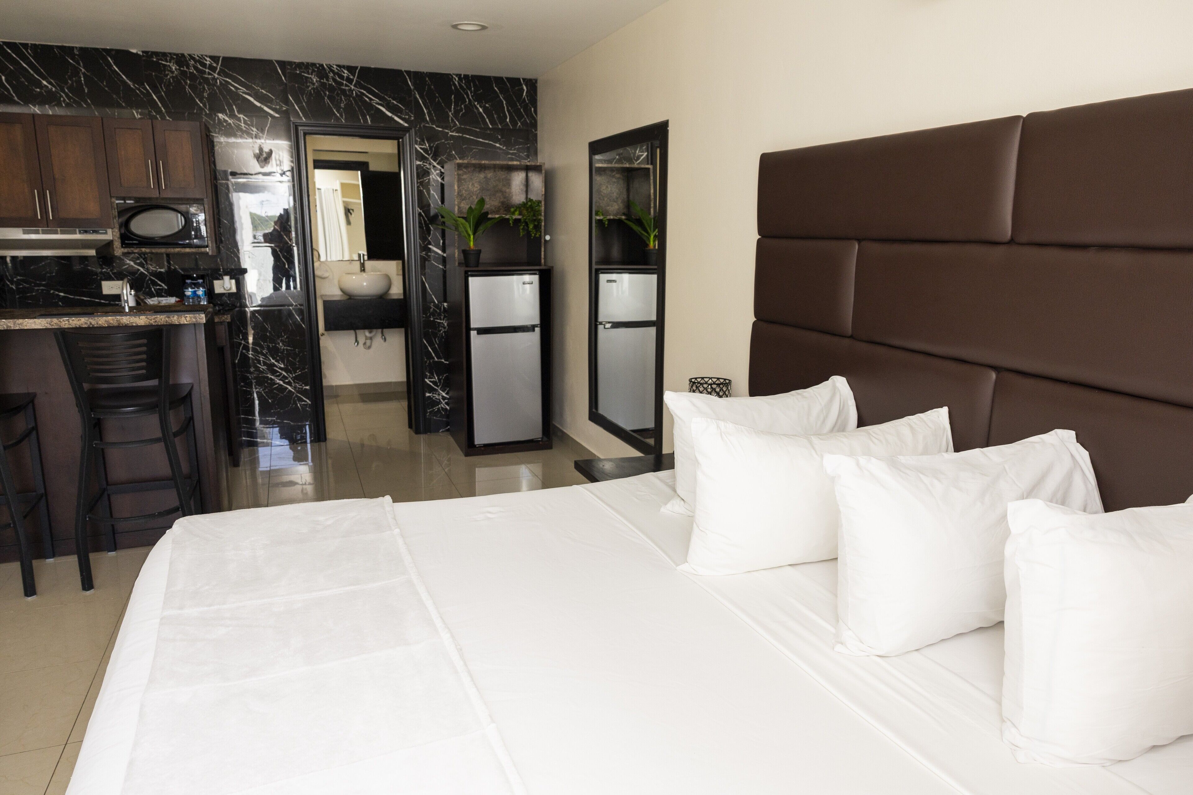 Biancheria da letto di alta qualità, una scrivania, ferro/asse da stiro