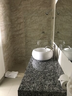 Suihku, ilmaiset hygieniatuotteet, pyyhkeet