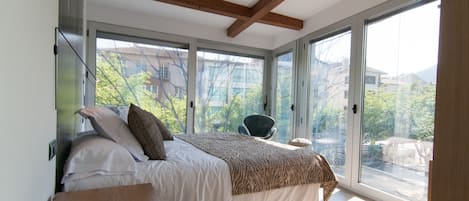 Double Room (Bosc) | Premium bedding, desk, soundproofing, free WiFi