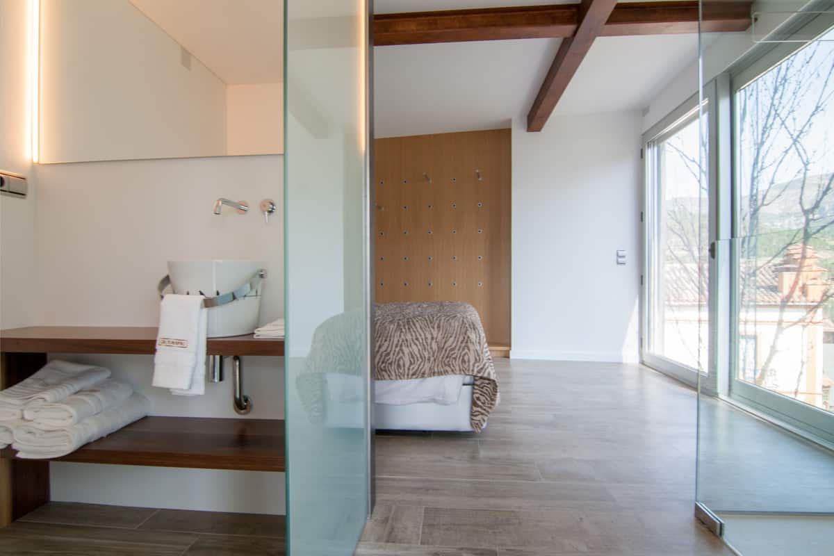Zimmer (Fusteria) | Badezimmer | Dusche, Designer-Toilettenartikel, Haartrockner, Bademäntel
