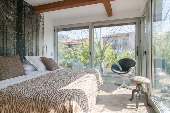 Double Room (Bosc) | Premium bedding, desk, soundproofing, free WiFi