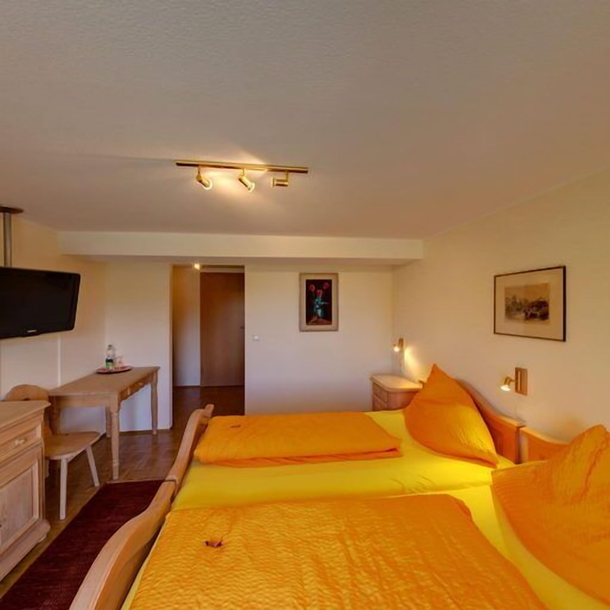 cots/infant beds, free wifi