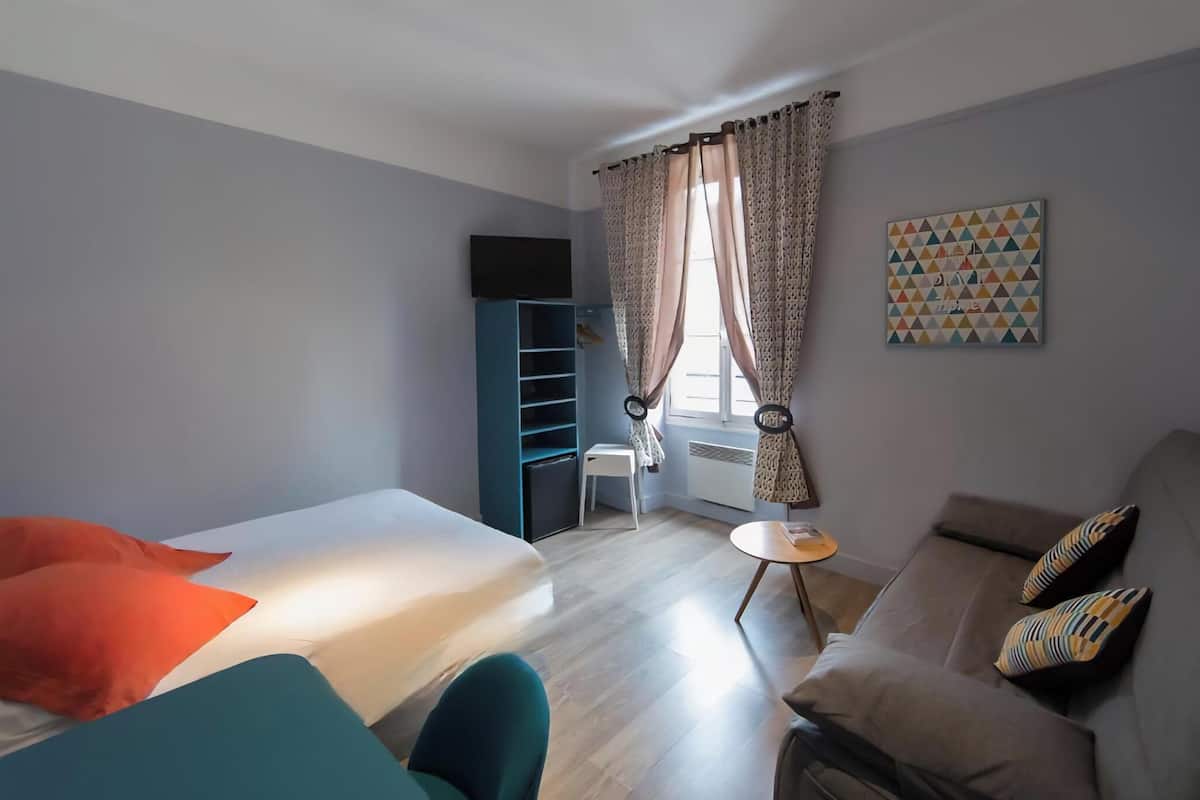 Free cribs/infant beds, free WiFi, bed sheets