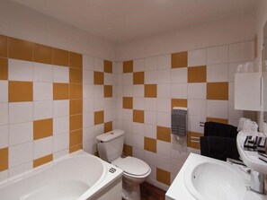 Suite, bagno in camera | Bagno | Set di cortesia gratuito, asciugacapelli, asciugamani, sapone