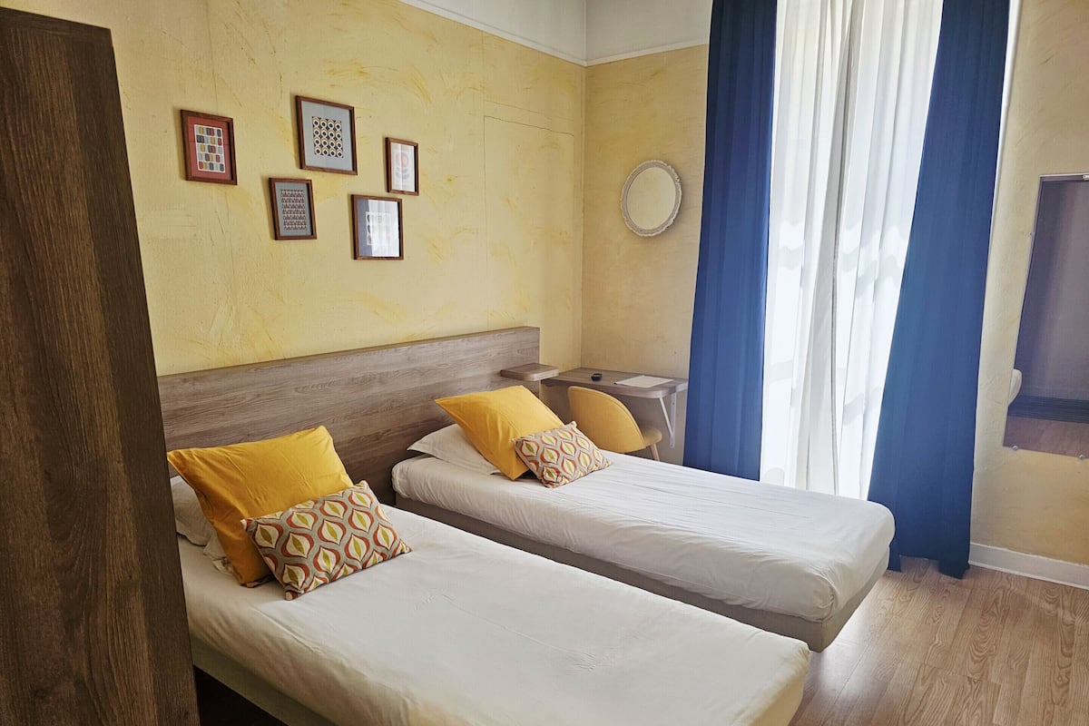 Chambre avec lits jumeaux, salle de bain attenante | Lit de bébé (gratuit), accÚs au Wi-Fi (inclus), literie fournie