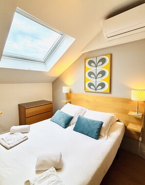 Quarto triplo, suíte | Berços grátis, Wi-Fi de cortesia, roupa de cama