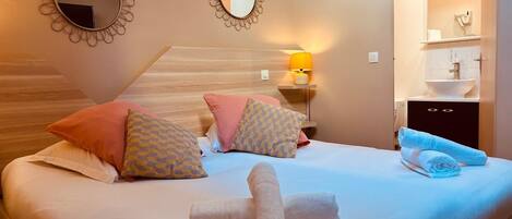 Double Room, Ensuite | Free cribs/infant beds, free WiFi, bed sheets