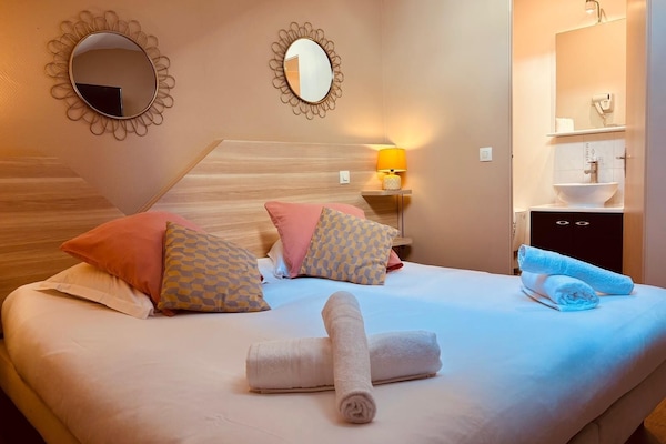 Chambre double, salle de bain attenante | Lit de bébé (gratuit), accès au Wi-Fi (inclus), literie fournie