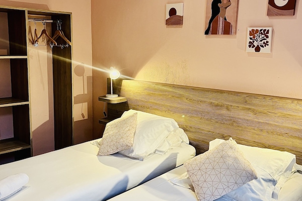 Camera con 2 letti singoli, bagno in camera | Culle/letti per bambini (gratuiti), Wi-Fi gratuito, lenzuola