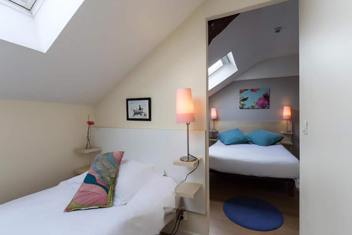 Chambre triple, salle de bain attenante | Lit de bébé (gratuit), accÚs au Wi-Fi (inclus), literie fournie