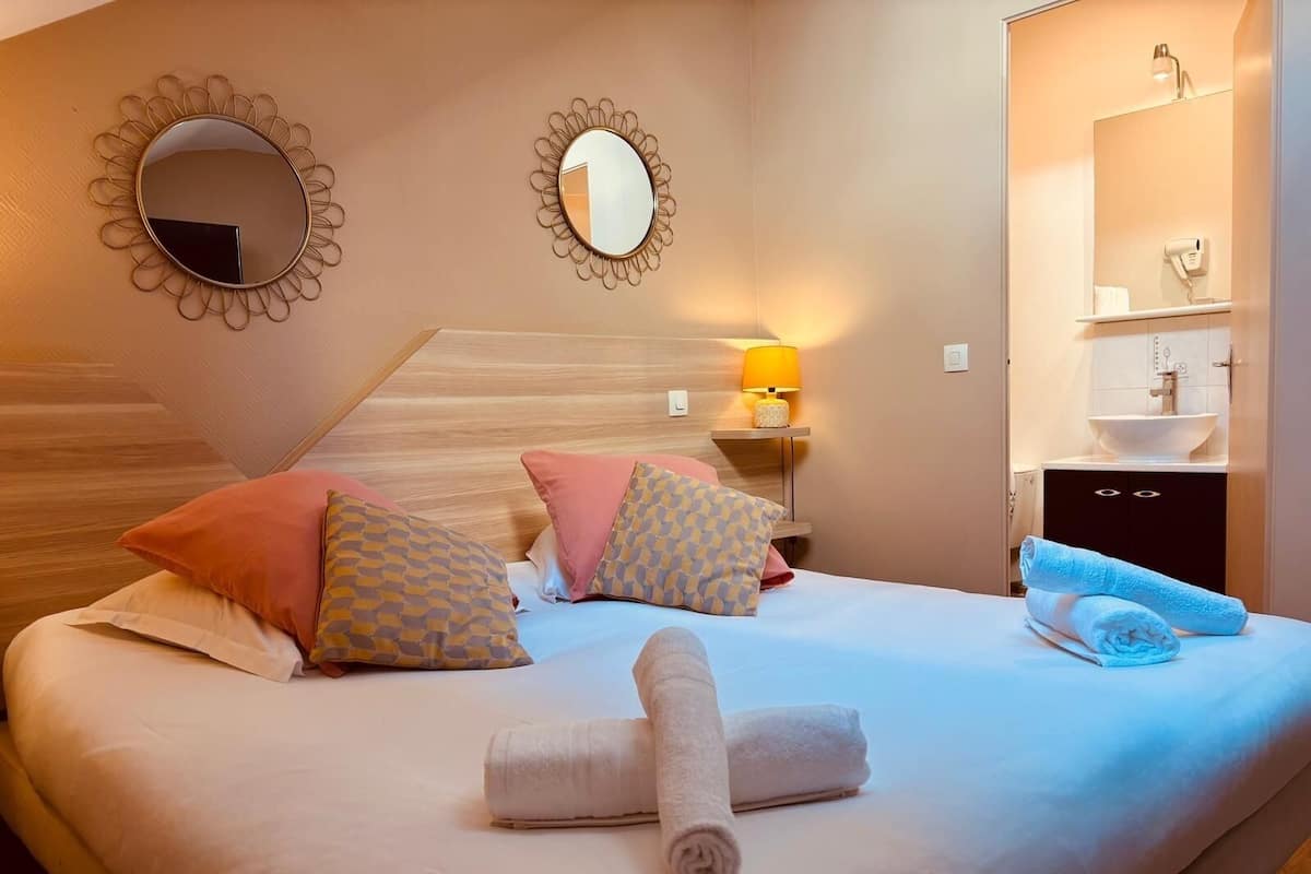 Free cribs/infant beds, free WiFi, bed sheets