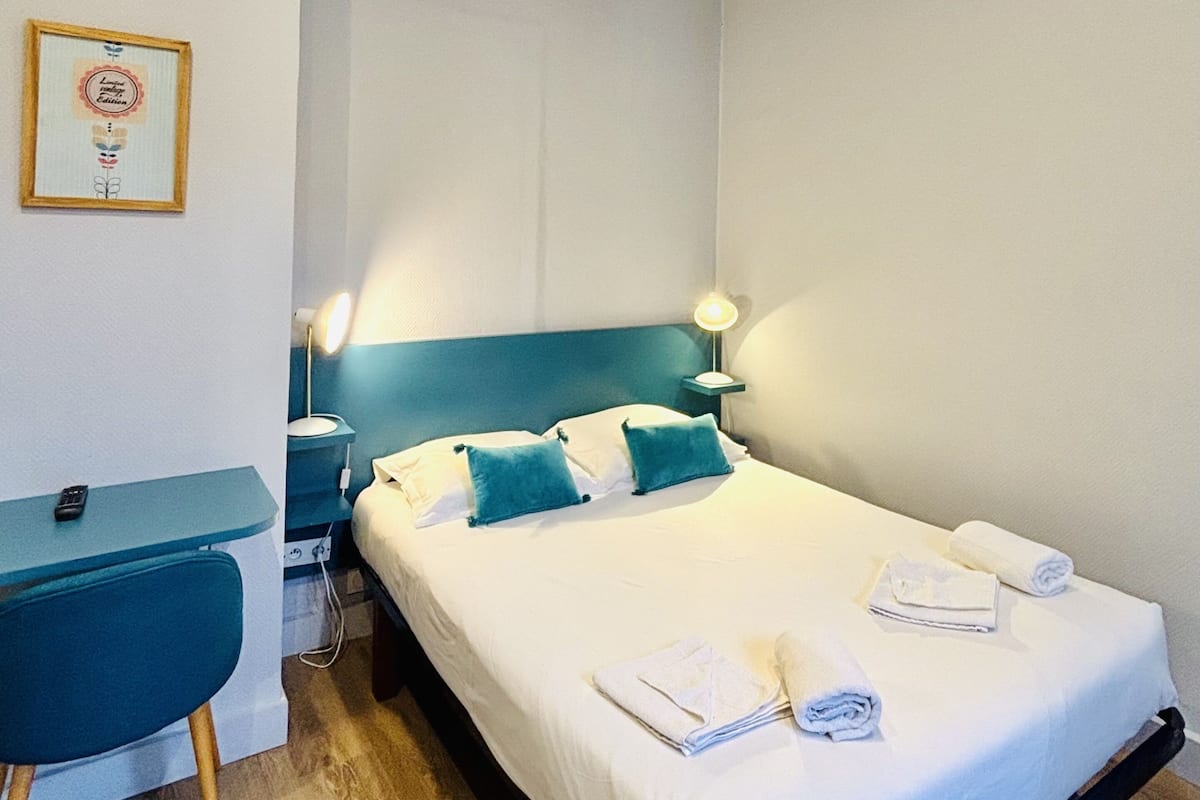 Habitación cuádruple, baño en la habitación | Cunas gratuitas, wifi gratis y ropa de cama