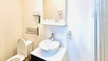 Camera tripla, bagno in camera | Culle/letti per bambini (gratuiti), Wi-Fi gratuito, lenzuola