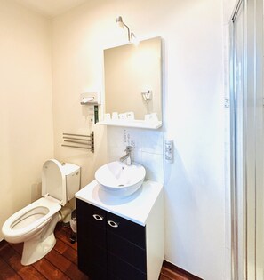 Triple Room, Ensuite | Free cribs/infant beds, free WiFi, bed sheets