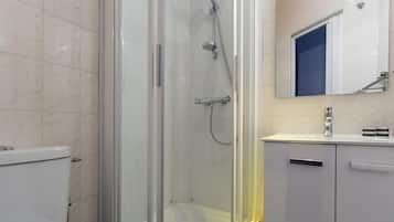 Familieværelse til 4 personer - eget badeværelse | Badeværelse | Gratis toiletartikler, hårtørrer, håndklæder, Sæbe