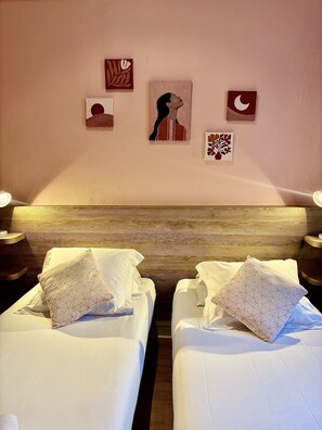 Camera con 2 letti singoli, bagno in camera | Culle/letti per bambini (gratuiti), Wi-Fi gratuito, lenzuola