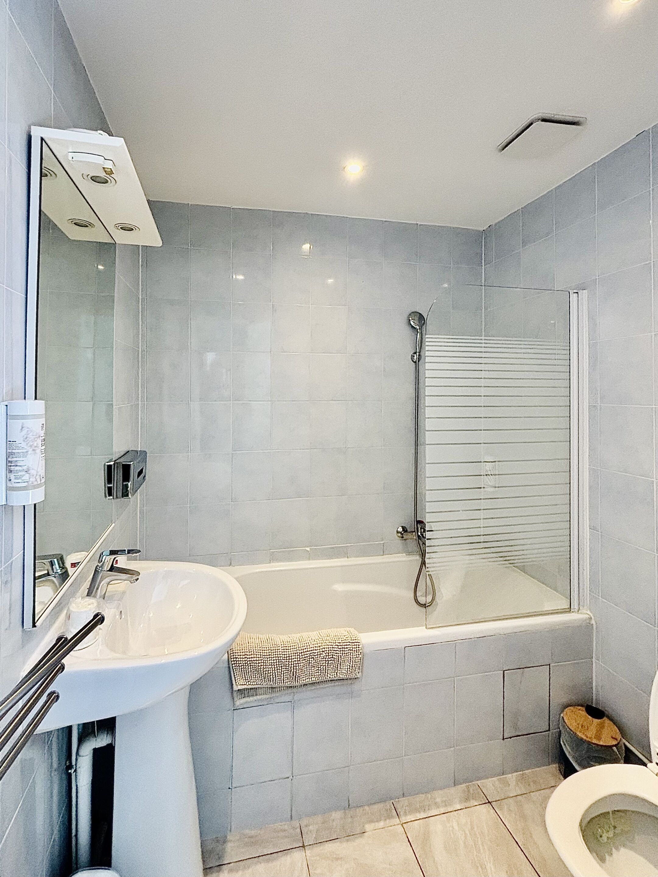 Une salle de bain moderne avec une baignoire, un lavabo et des toilettes.