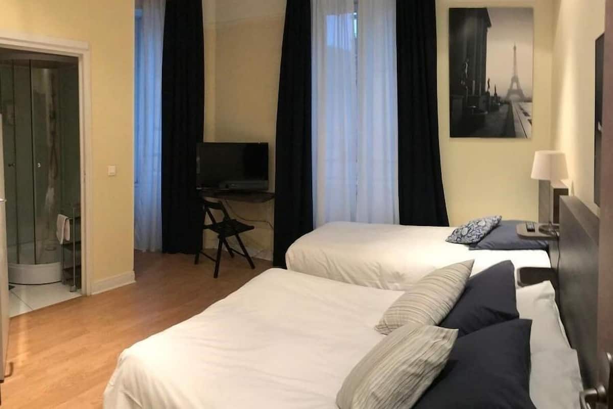 Chambre Triple, salle de bains attenante