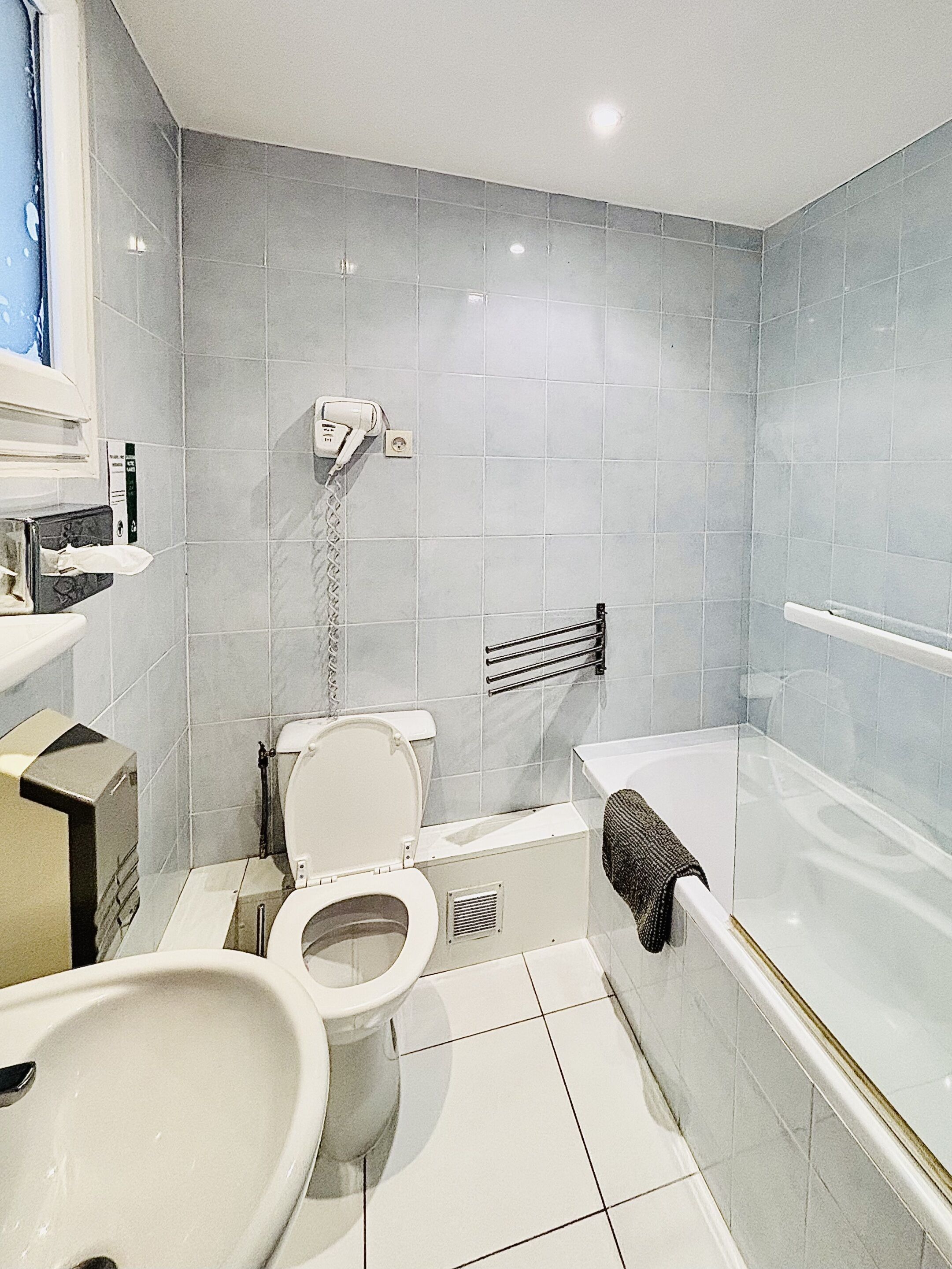 A bathroom with a toilet, sink, and bathtub.