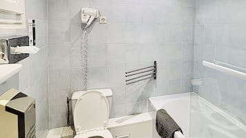 A bathroom with a toilet, sink, and bathtub.
