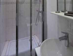 Chambre double, salle de bain attenante | Salle de bain | Articles de toilette (gratuits), séchoir à cheveux, serviettes fournies