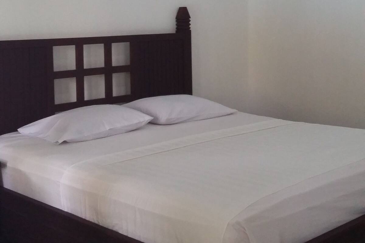 Meja kerja, ruang kerja ramah laptop, Wi-Fi gratis, dan seprai linen