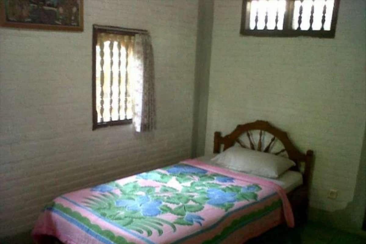 Kamar Ekonomi | Meja kerja, ruang kerja ramah laptop, Wi-Fi gratis, dan seprai linen