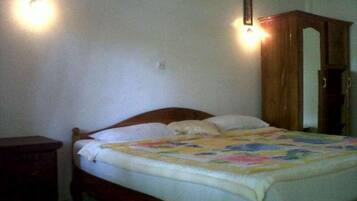 Kamar Standar | Meja kerja, ruang kerja ramah laptop, Wi-Fi gratis, dan seprai linen