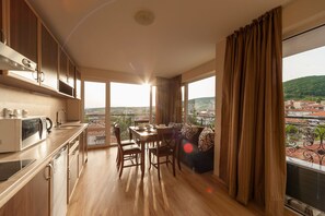 Apartamento, cozinha americana, vista para o mar (Free WiFi) | Cozinha americana privada | Geladeira, micro-ondas, fogão, cooktop