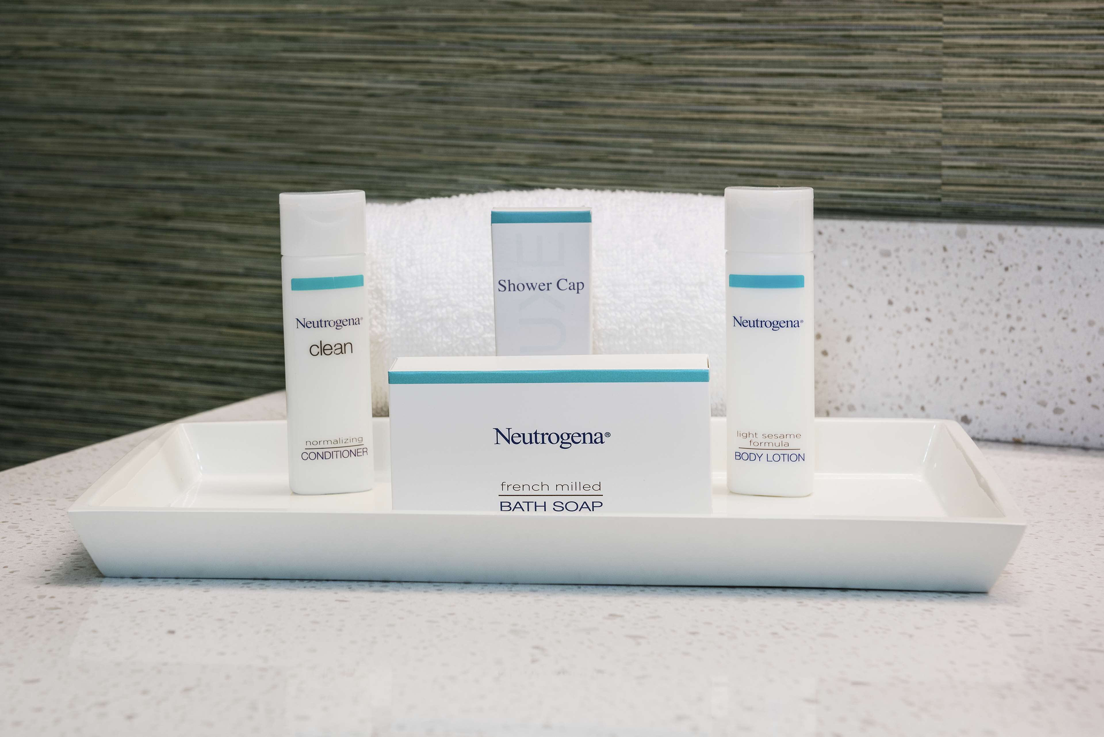 combined shower/bathtub, hydromassage showerhead, free toiletries