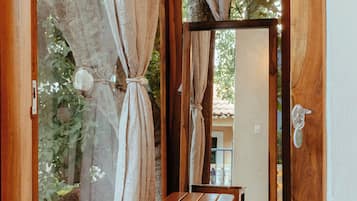 Luxury Studio Suite, 1 King Bed | Hypo-allergenic bedding, individually decorated, individually furnished
