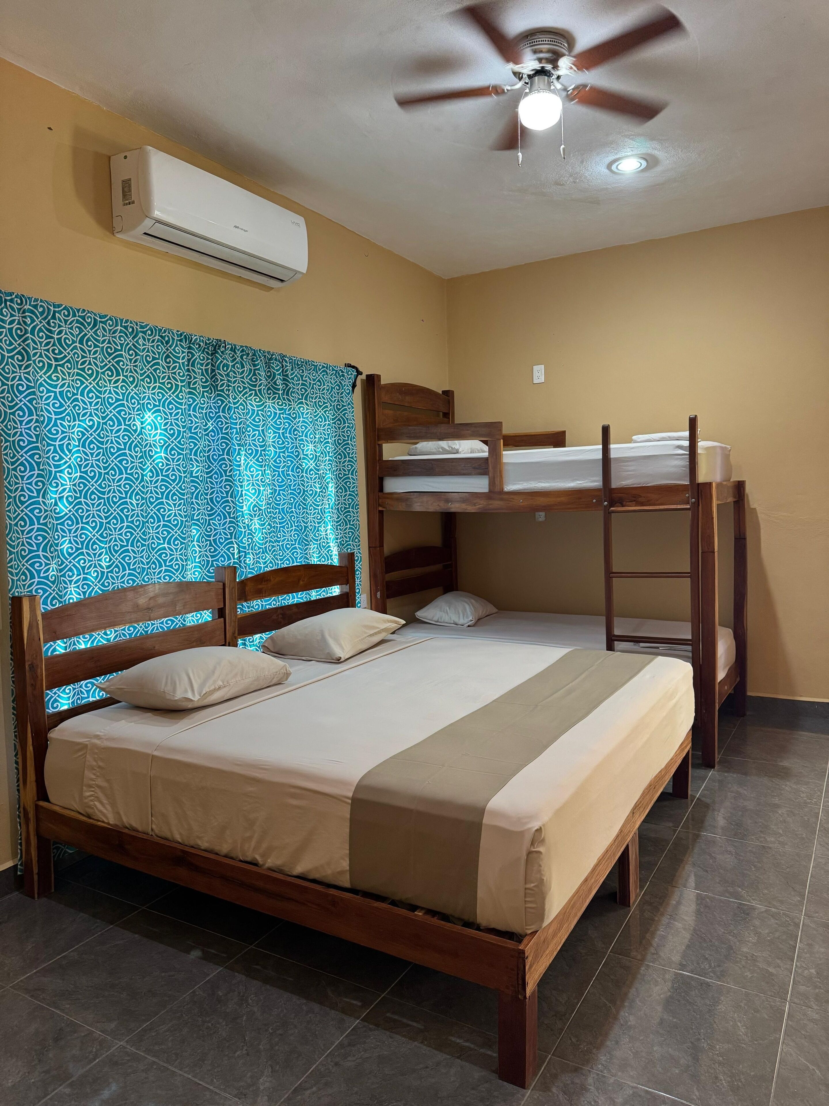 Family Room | Hypo-allergenic bedding, individually decorated, individually furnished