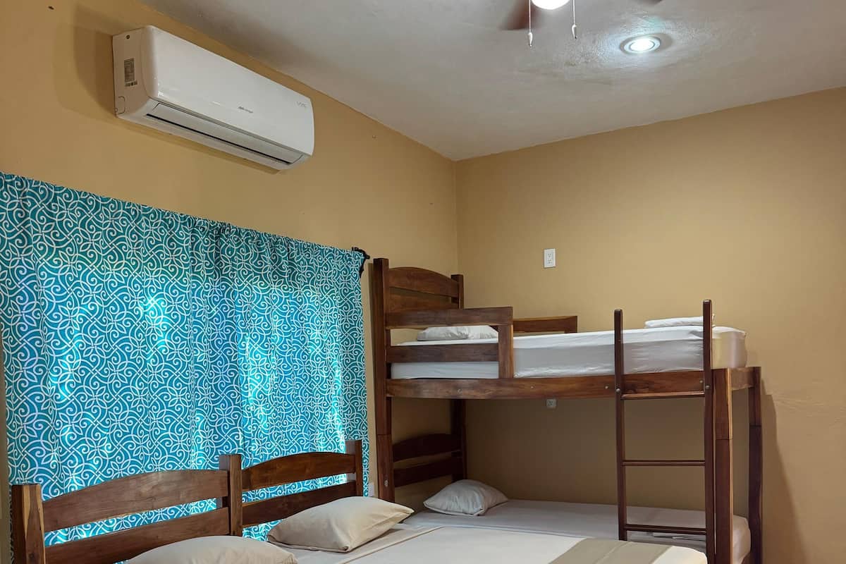 Chambre familiale | Literie hypoallergénique, accès au Wi-Fi (inclus), décor unique