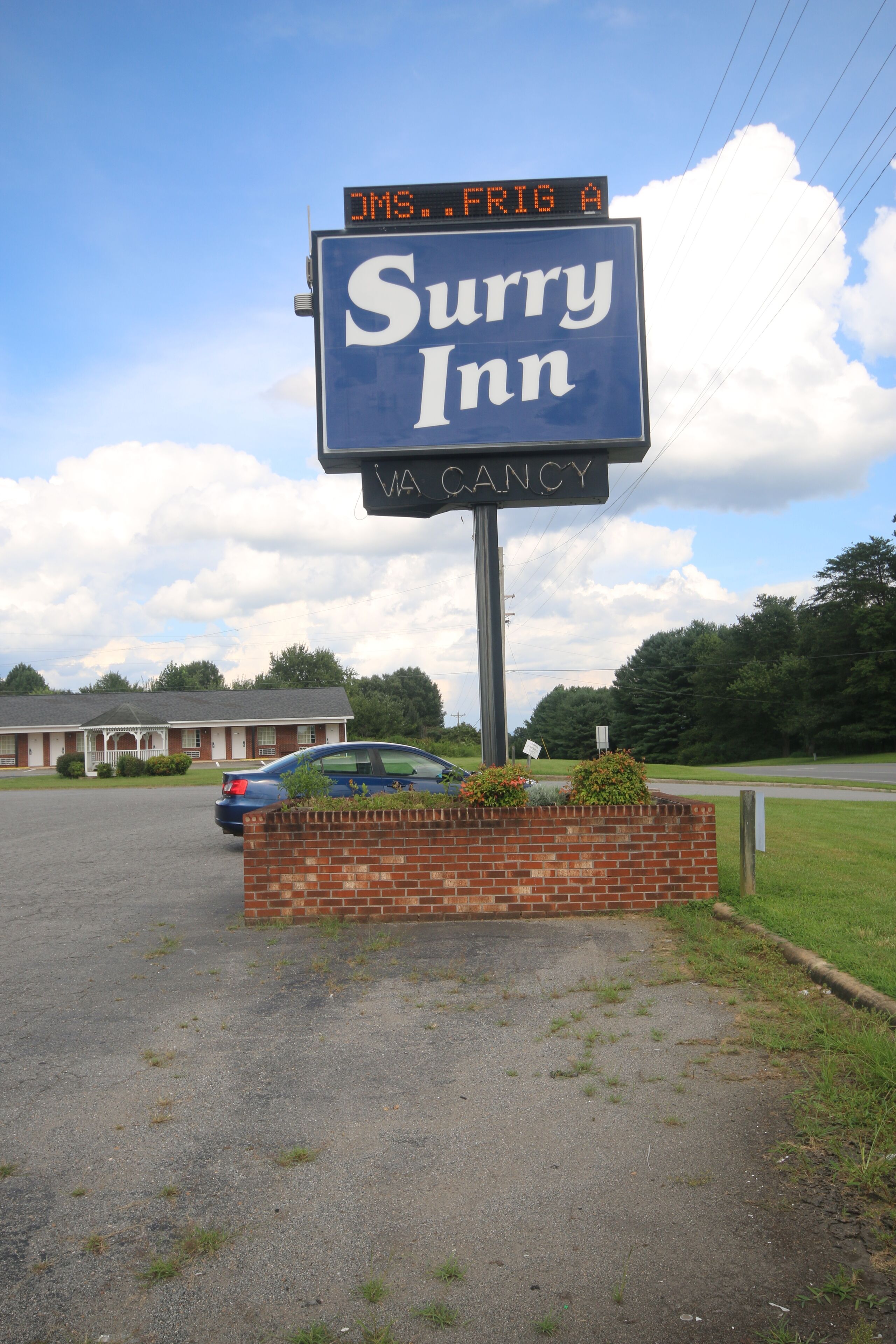 A motel sign with the name "Surry Inn" and "VA CANCY" below it.