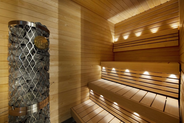 Caja de seguridad en la habitación y escritorio