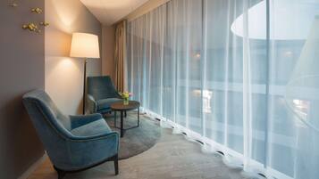 Svit (Master) | Värdeförvaringsskåp på rummet, skrivbord och ljudisolering