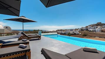 Kolam renang outdoor musiman, dengan payung kolam renang