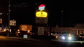 Un letrero de Pizza Hut en un edificio.