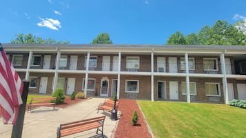 Voorkant accommodatie - avond/nacht