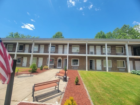Front of property – evening/night. Elk Inn