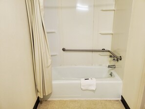 Combined shower/bathtub, free toiletries, towels - Elk Inn (Elkin)