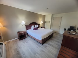 Iron/ironing board, bed sheets