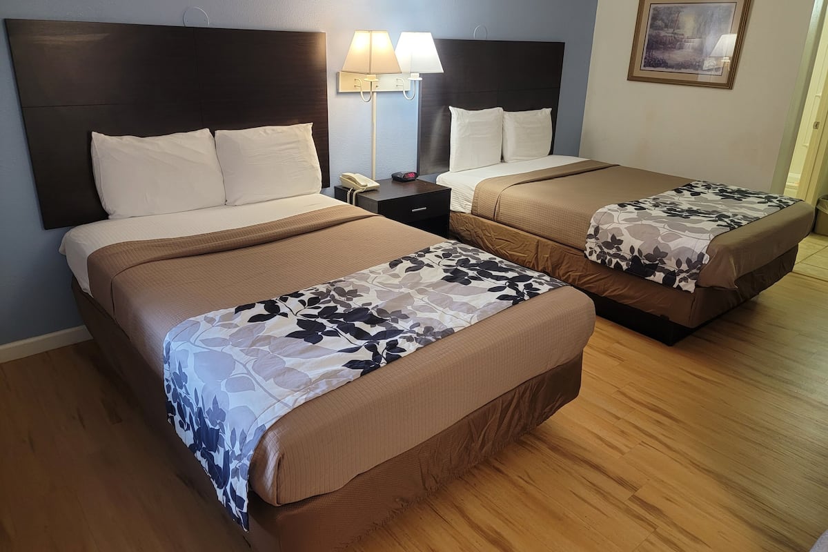Iron/ironing board, bed sheets