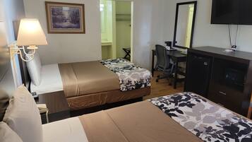 Een strijkplank/strijkijzer, beddengoed