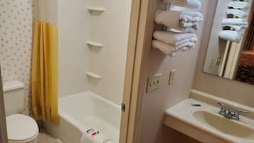 Een bad/douchecombinatie, gratis toiletartikelen, handdoeken