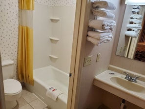 Combined shower/bathtub, free toiletries, towels