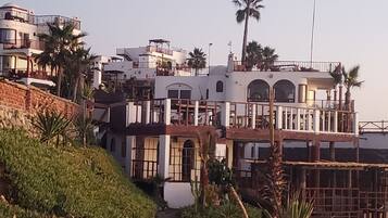 Vista frontal de la propiedad